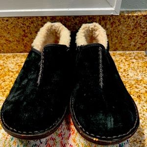 Ugg Bettey Size 9 Black Suede upper Slip On Shoes Shearling inner lining